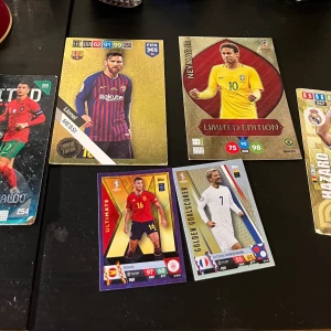 Fotbolls kort  - Skick på stora korten 7/10. Skick på små korten 10/10.Det är Messi neymar Rodri Hazard Ronaldo och griezmann. Om du bara vill ha ett av korten kan vi komma fram till ett rimligt pris. Hazard och Ronaldo kortet har lite skador men dom andra är bra.