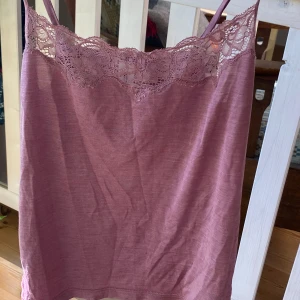 Silk spetstopp  - Linne med spets från twilfit i 100% silk. Fint skick 