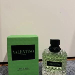 Valentino green stravaganza dam - Oanvänd valentino parfym 100ml, köpt i London kunde ej byte då jag köpte dam istället för herr. Säljer billigare än utgångspriset