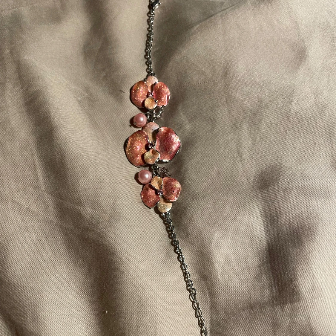 Rosa blommigt armband med pärlor - 91