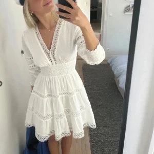 Student klänning - Säljer denna fina klänning perfekt till studenten💕 Klänningen är ifrån By Malina                                Aldrig använd 