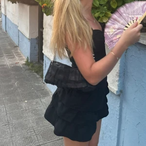 Svart volangklänning - Säljer denna otroligt fina svarta volangklänning! Skriv om ni har frågor💞💞