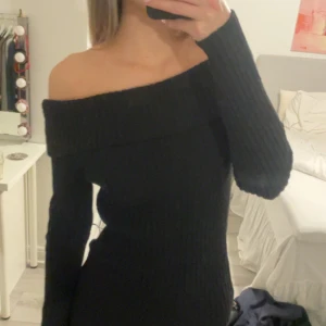 Stickad off shoulder tröja - Svart stickad/ribbad off shoulder tröja från Lindex, knappt använd💛 