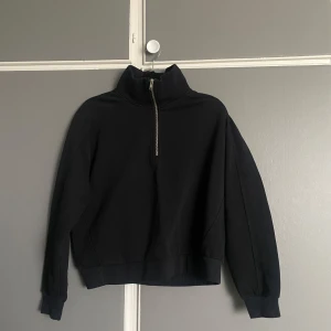 Svart tröja - Normal i storlek, använd 2-3 gånger