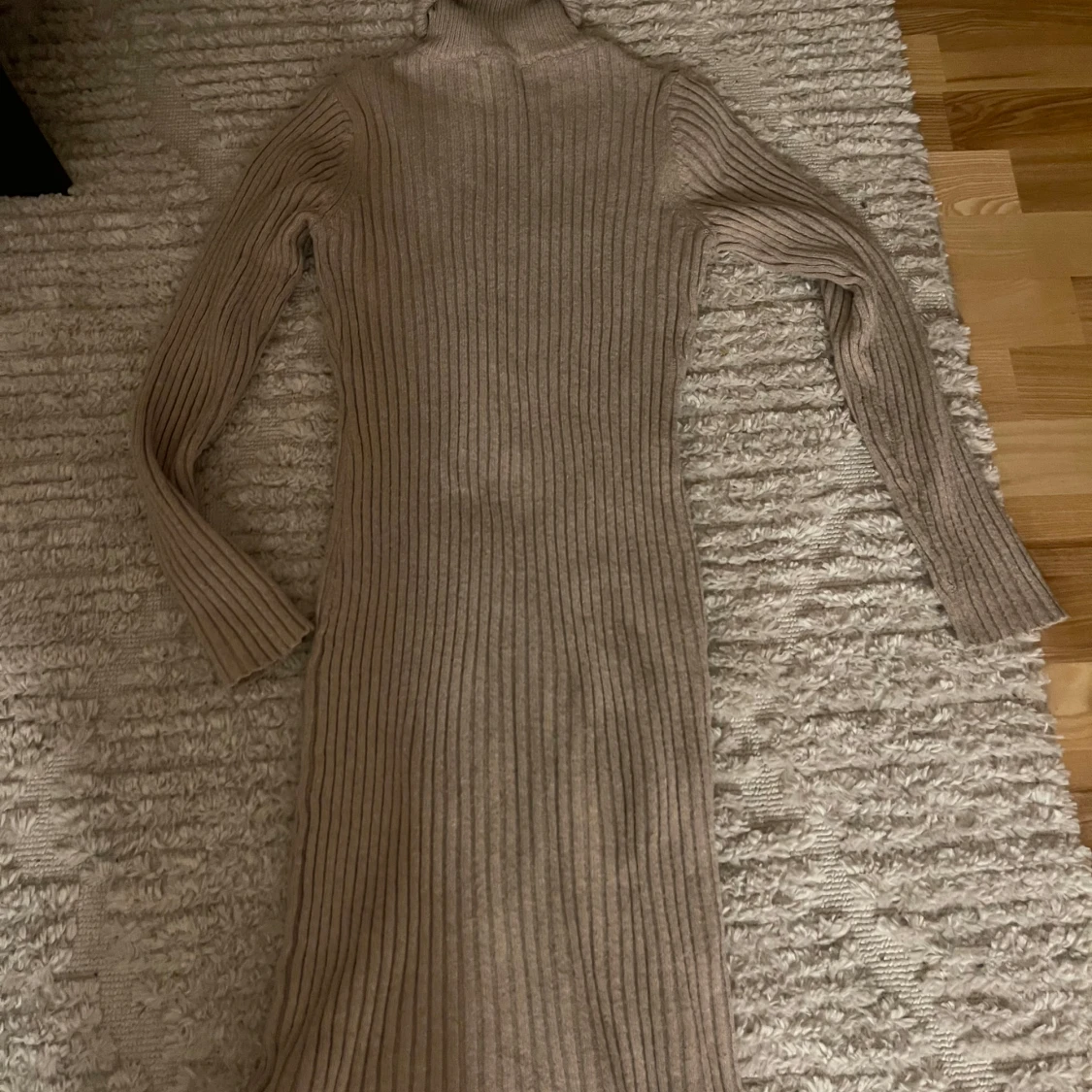 Beige ribbad klänning