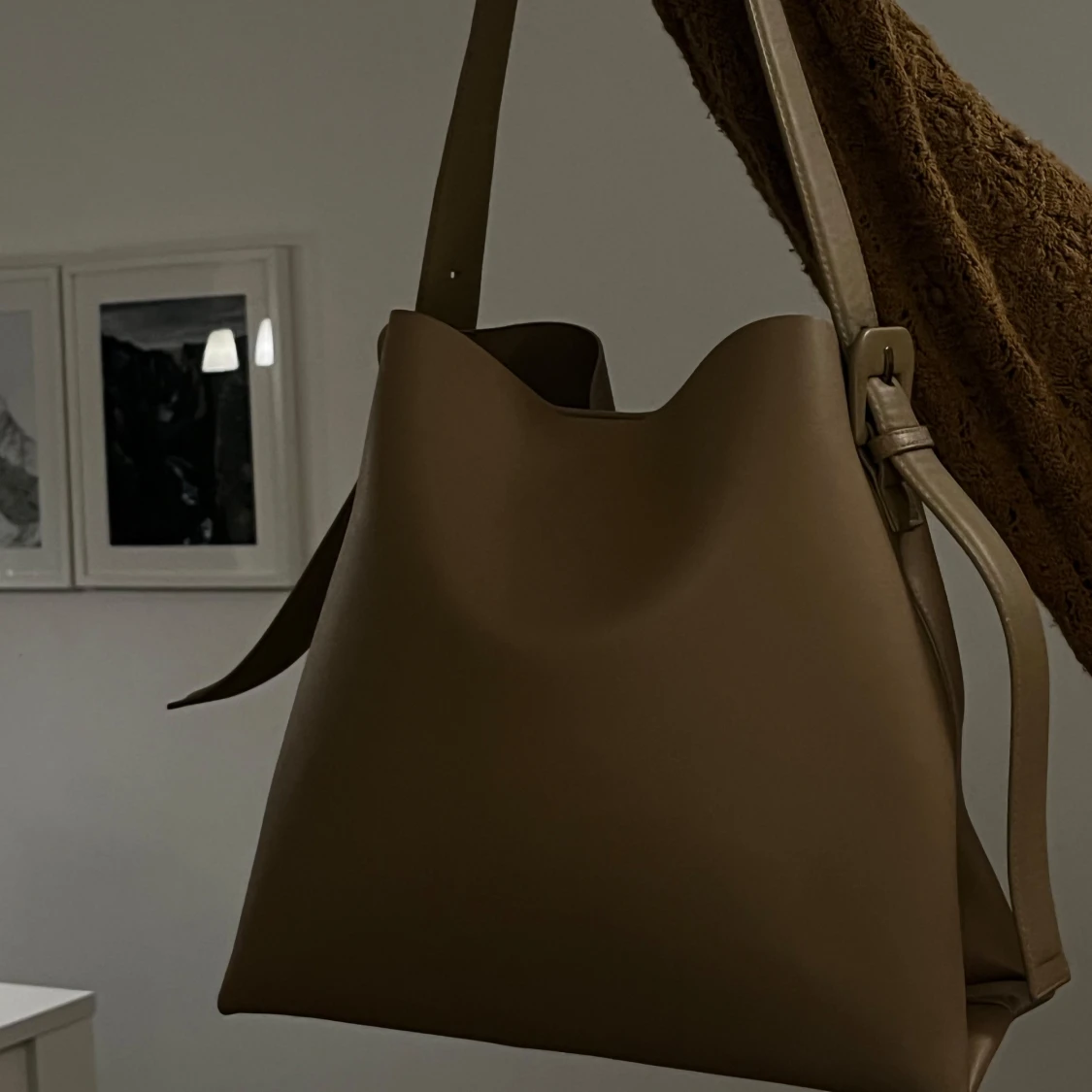 Beige axelväska i syntetmaterial - 92