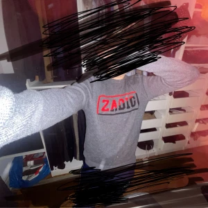 Zadig tröja !!! - Världens snyggaste tröja ungefär en s/xs  då den är lite större en 164. Skicketr väldigt bra förutom att det är ett litet hål som jag har lagat.. syns inte ens längre. Kp för bild . Märket är Zadig 