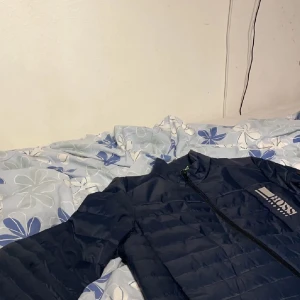 Hugo boss jacka - Helt ny Hugo boss jacka storlek s kan tänka mig o byta finns i Eskilstuna kan även skicka frakt