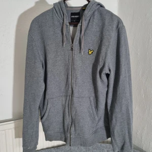 Lyle scott zip - En grå lyle scott zip i bra skick storlek m/s. 