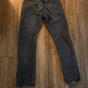 Jeans - Säljer mina Levis 501 jeans då jag inte kan ha dem längre. Finns ett märke på höger ficka där jag haft telefon. Storlek finns på bild.  Dem är mörkblå!