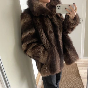 Brun pälsjacka - Säljer en superfluffig brun pälsjacka i mycket bra skick. Otroligt fin passform och  perfekt för kalla vinterdagar. Oversized på mig som vanligtvis har xs. Äkta päls