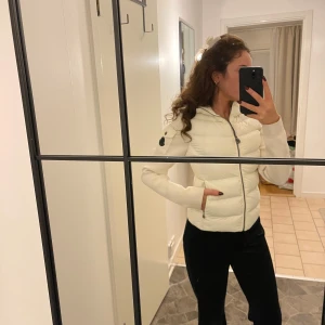Dunjacka  - Super snygg dunjacka som är figursydd och helt oanvänd  Passar 34-36