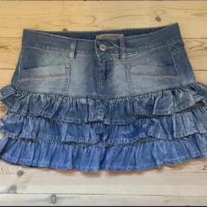 Volang jeanskjol 💞 - Jättefin kjol som jag köpte på vinted som tyvärr itne passade💞 skulle säga att den är i storlek S-M 💖 den har en mindre fläck på en av volangerna men inget man märker kan skicka bilder, bara att skriva💕💕 