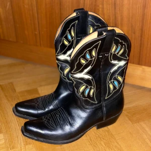 Adamboots från Sko Uno - Så coola boots Adamboots storlek 37 använda 1 gång så nyskick köpta på sko Uno äkta skinn