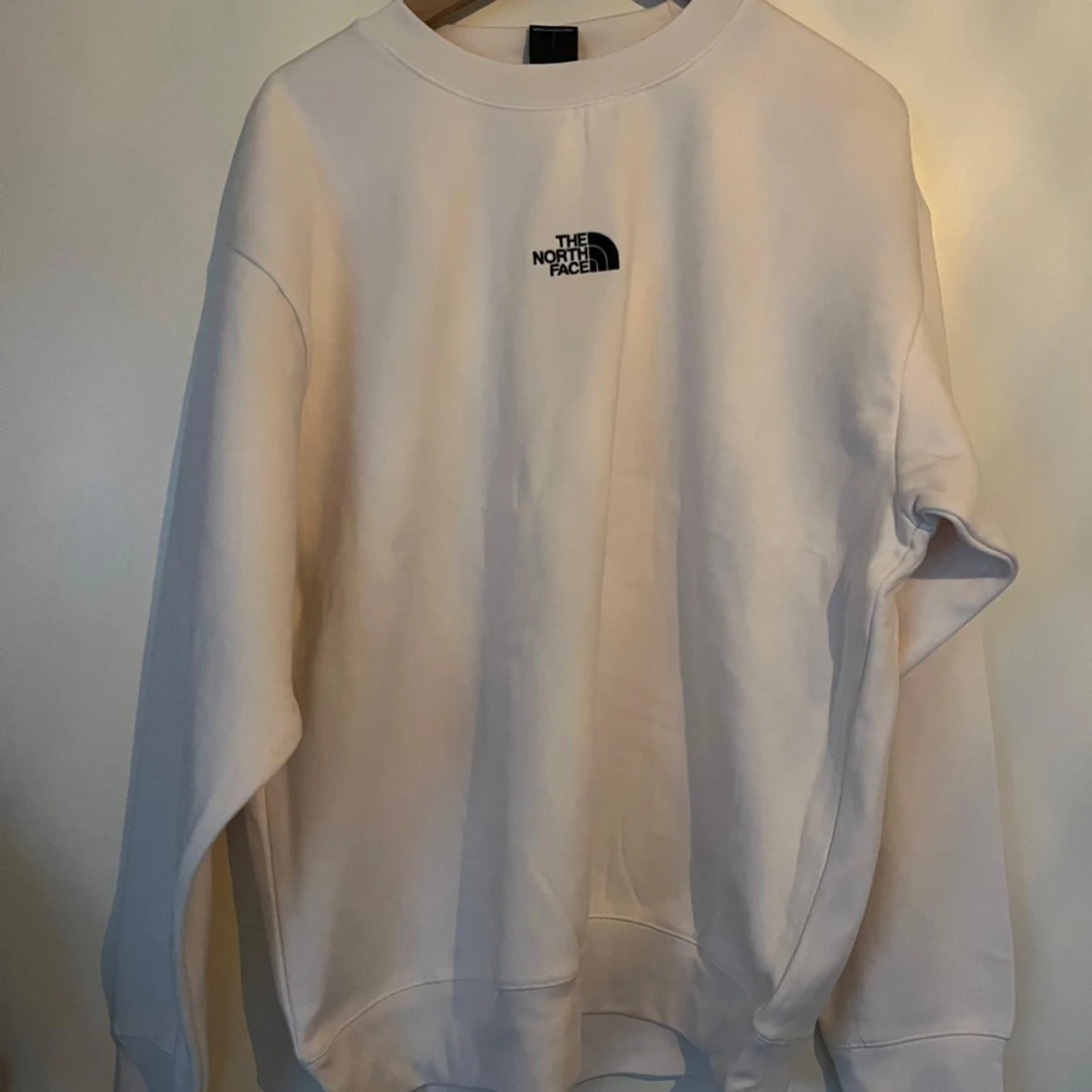 Vit the North Face sweatshirt i oversize modell