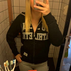 Skit cool tjocktröja med tryck text  - Jätte fin tjocktröja jag köpte på brick lane vintage marker det här året men som tyvärr inte kommit till användning. Köpt för ungefär 500kr