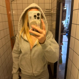 Grå brandy Melville hoodie - Skit söt brandy hoodie. En bit av dragkedjan har gått av men fungerar fof att öppna och stänga