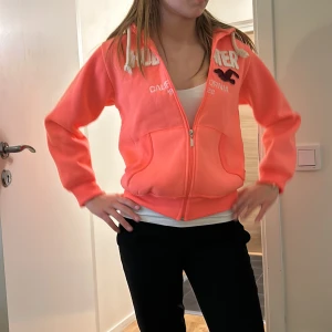 Hollister zip Hood  - Hollister zip Hood i rosa aldrig använd och har inga skador. Vet ej nypris och jag tror inte den säljs längre. Sitter som S och jag är i vanliga fall S 