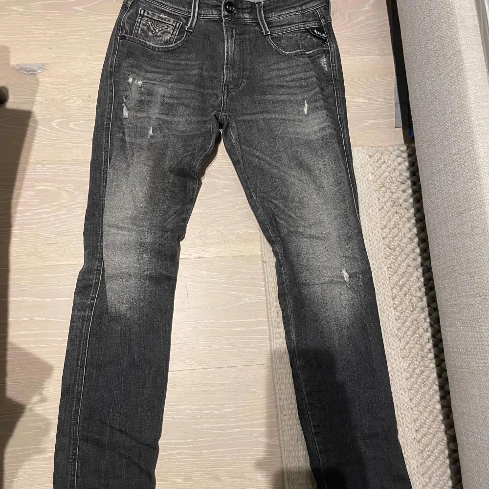 Schyssta replay jeans, mörkgråa me sköna slitningar STRL 28/30, passar ungefär 167-177 Inga hål defekter eller liknande Bara att dm:a om frågor. Jeans & Byxor.