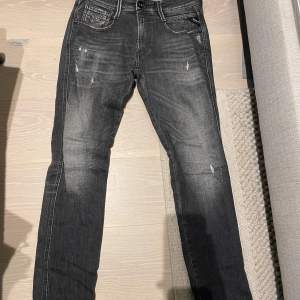 Schyssta replay jeans, mörkgråa me sköna slitningar STRL 28/30, passar ungefär 167-177 Inga hål defekter eller liknande Bara att dm:a om frågor