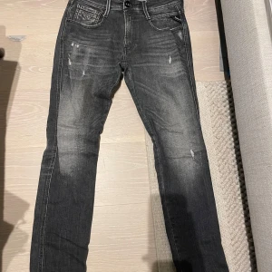 Replay anbass  - Schyssta replay jeans, mörkgråa me sköna slitningar STRL 28/30, passar ungefär 167-177 Inga hål defekter eller liknande Bara att dm:a om frågor