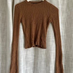Brun stickad - Fin tröja från Gina! Inte så använd så ännu i bra skick💞tajt med lite flareade ärmar