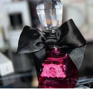 Viva La Juicy Noir från Juicy Couture - Säljer en lyxig och feminin parfym. Doften har fruktiga toppnoter av vilda bär och mandarin, blommiga mellannoter av gardenia, kaprifol och jasmin, samt basnoter av karamell, vanilj, bärnsten och sandelträ. Den är perfekt till kallare dag Ny pris 850