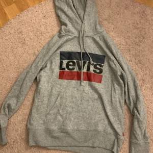 hoodie från Levis. 