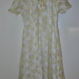 Den är mycket fin och ny. - Den är helt ny.