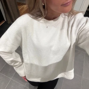 Vit stickad tröja - Säljer denna superfina tröja från &otherstories💕använd väldigt fåtal gånger så är som i nyskick!! Storlek M men sitter som en S