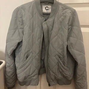 Bomberjacka  - Aldrig använd. Finns tyvärr inte bild med den på då den är för liten för mig. 