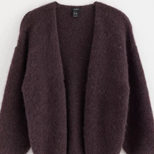 Mörklila kofta  - Mysig mörklila kofta från Lindex storlek M. Perfekt till höst- och vinterdagar. Den är öppen utan knappar och långa ärmar. Som ny💖