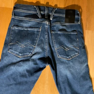 Replay jeans  - Jag säljer jeansen pga att de inte passade Storlek 28 waist 32 length  Riktigt fina knappt använda nypris ligger på 1700 kr.  Bara hör av er vid frågor:)