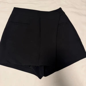 Shorts kjol - Säljer dessa fina shorts kjolen jag köpte på Zara då dem är för små på mig nu använda 2 gånger 💕