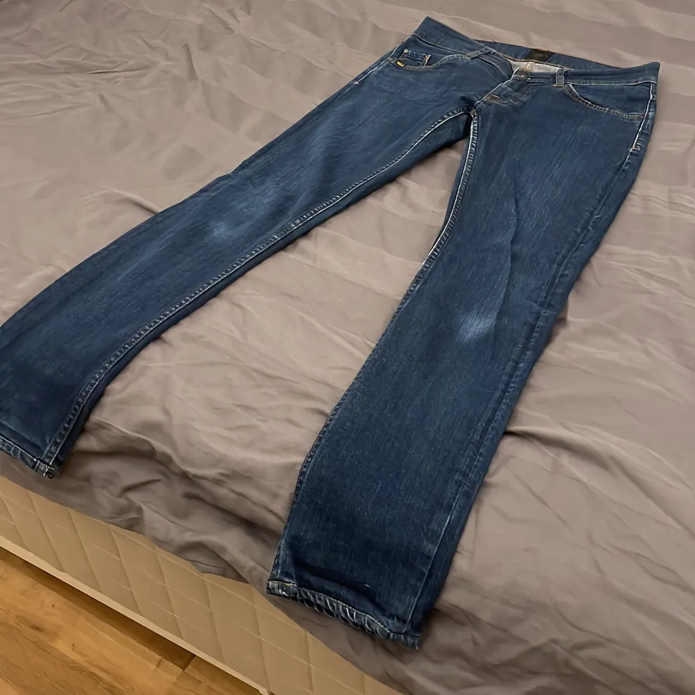 Säljer ett par riktigt sköna ToS jeans! Jeansen är sparsamt använda, skulle säga ungefär 8-9/10 condition. Jeansen har en bra marinblå färg som passar till mycket. Storlek 29/32, slim passform. Tveka inte om du har frågor!💯🤝. Jeans & Byxor.