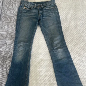 Diesel jeans - Säljer dessa såå fina lågmidjade jeans från diesel. Köpt här på Plick men har en defekt, löparen sitter endast fast på ena dragkedjan men går att laga.  Säljer pågrund av att dom blivit försmå.