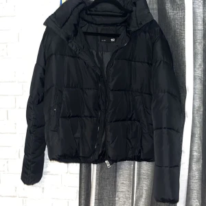 Jacka lager 157 - Svart jacka från lager 157 i storlek S, helt nytt skicka använd 2 gånger. Kan användas om du har storlek M