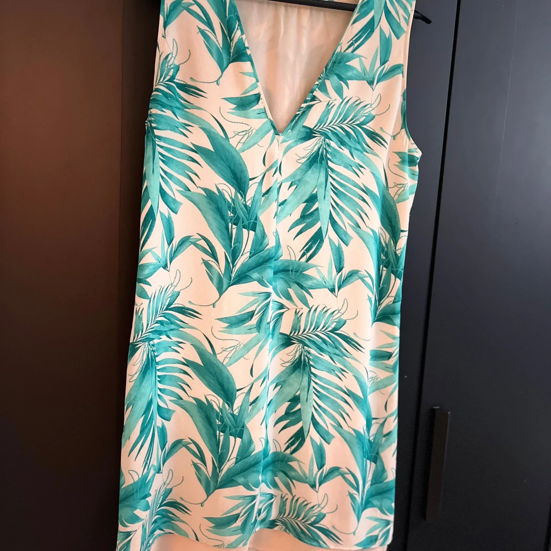 Somrig ärmlös klänning med grönt bladmotiv - 90