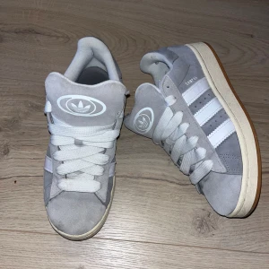 Adidas campus - Köpta för 1499kr! Skick 8/10, några små fläckar som dock borde kunna gå bort om man rensar de! 
