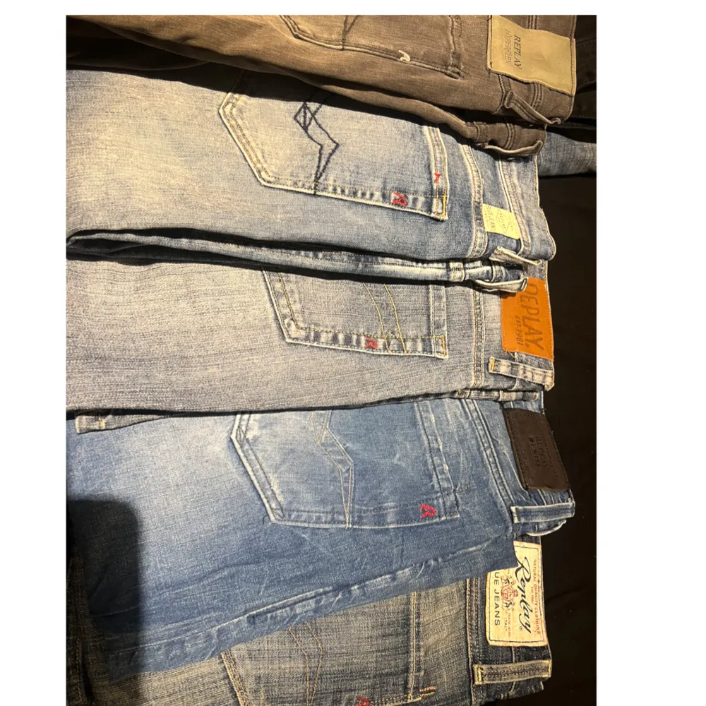 Säljer nu riktigt snygga replay jeans, 300kr st eller 2 för 500kr🤝 Vill ni köpa alla så kom med ett annat prisförslag så löser vi en snabb och enkel affär. Jeans & Byxor.