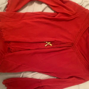 Röd tröja - (ingen aning varför bilderna blev snea🫣) Jätte snygg tröja från Kappahl, säljer då den kommer nästan aldrig till användning, och så är den lite för stor på mig😣Står storlek L men passar mer som M skulle jag säga! 