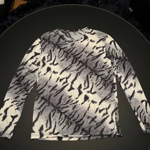 Roberto cavalli långärmad tröja - Archive y2k Roberto cavalli med tiger print   Sjukt cool tröja i väldigt lätt, hög kvalite polyester som känns shit nice på huden