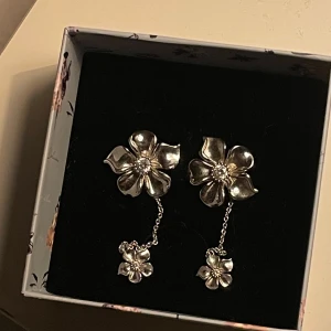 HANGING LA FLEUR MULTI ÖRHÄNGEN - Suuuper fina örhängen från iaoku. De är använda till och från men väl omhändertagna. Fortfarande i bra skick!💓 Pris kan diskuteras. Säljer pågrund av att de ej används längre