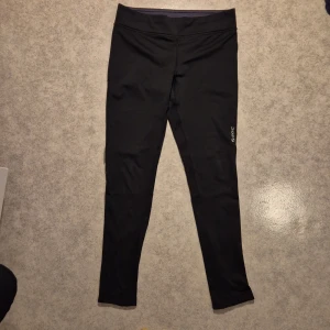 Träningsbyxor  - Svarta träningsbyxor med dragkedja i benen, har själv fått dem second hand, har aldrig använt dem men vet inte om förra ägaren har