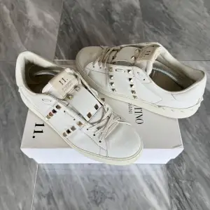 Valentino Rockstud skor | Skorna är i jättefint skick | Passar dig med storlek 40 | Nypris: 6499 kr | Ingår: Valentino dustbag | Frakt spårbart via Postnord eller Instabox  |  Köpare står för frakt | Tveka inte att höra av dig vid frågor📩