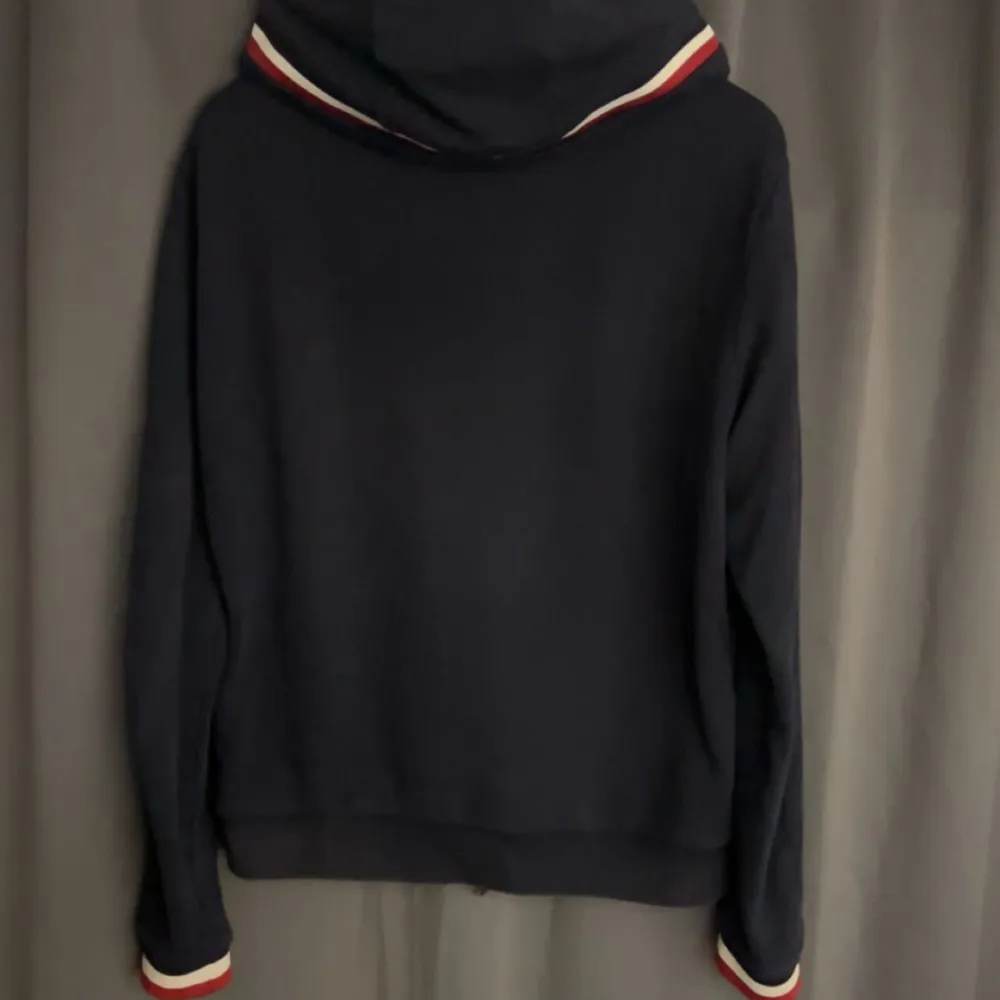 Säljer en snygg mörkblå hoodie från Moncler. Bra skick köpte den för ungefär 1 år sen av en kille här på plick. Har tagit hand om den. Den har ett litet hål på magfickan som inte syns om man t.ex har en svart t-shirt under tröjan. Inget kvitto finns.  . Hoodies.