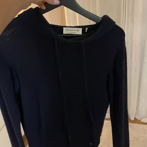 Kashmir hoodie - Kashmir hoodie, kommer inte till användning längre! Säljer likadan i ljusgrå! 