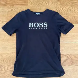 Hej Säljer denna Hugo Boss t-shirten. Bra skick. 