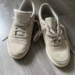 Reebok classic skor stl 36. Normal i storleken. Beige.  Endast använda några gånger. 