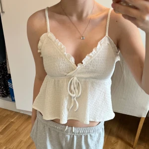 Jättegulligt vit topp🌟🌟 - I bra skick änvänd fåtal gånger🌟🌟